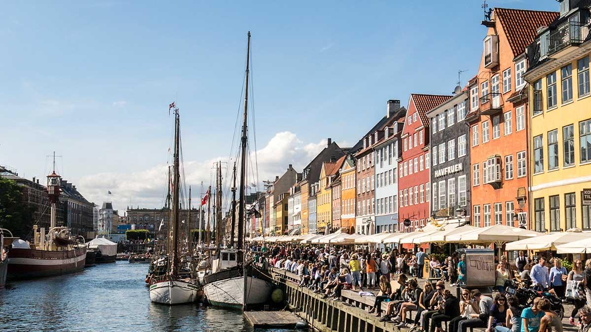 Nyhavn i Köpenhamn har av tradition ett intressant restaurangutbud. (TT)