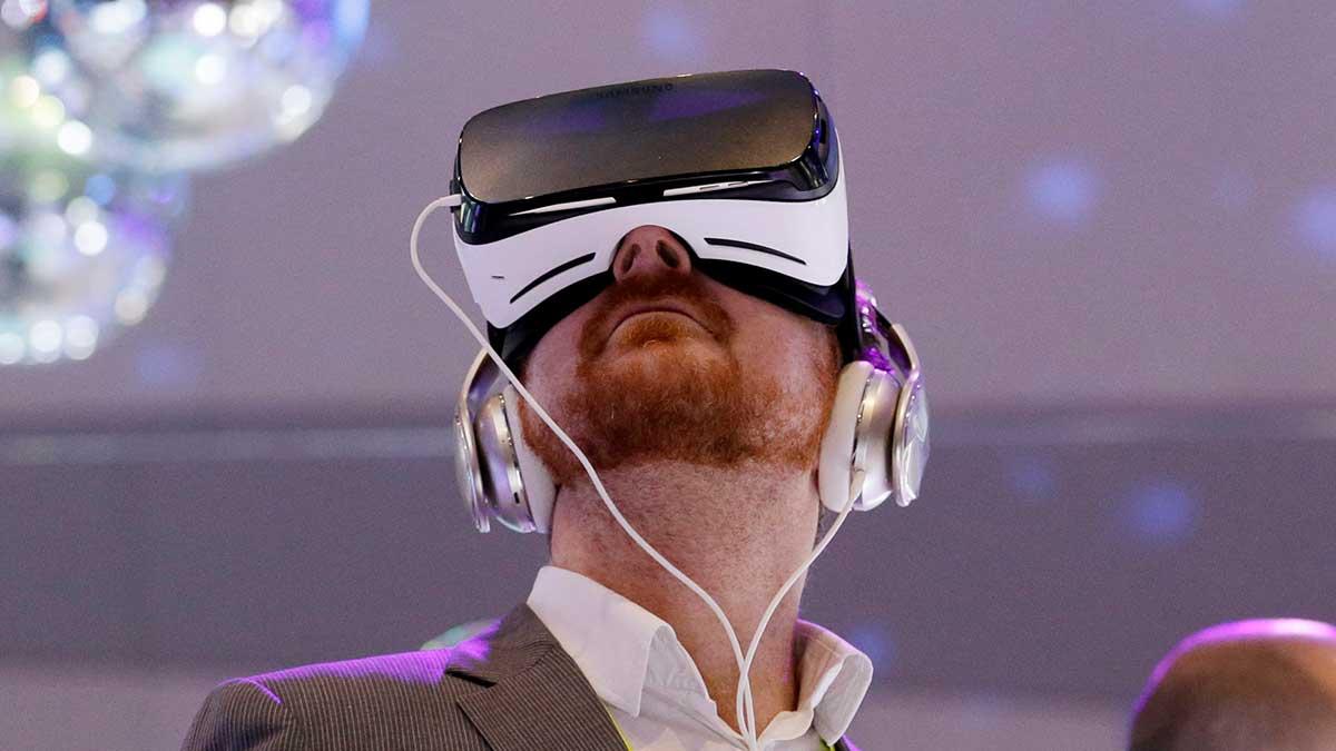 Facebook siktar på att lansera sitt fristående virtual reality-headset