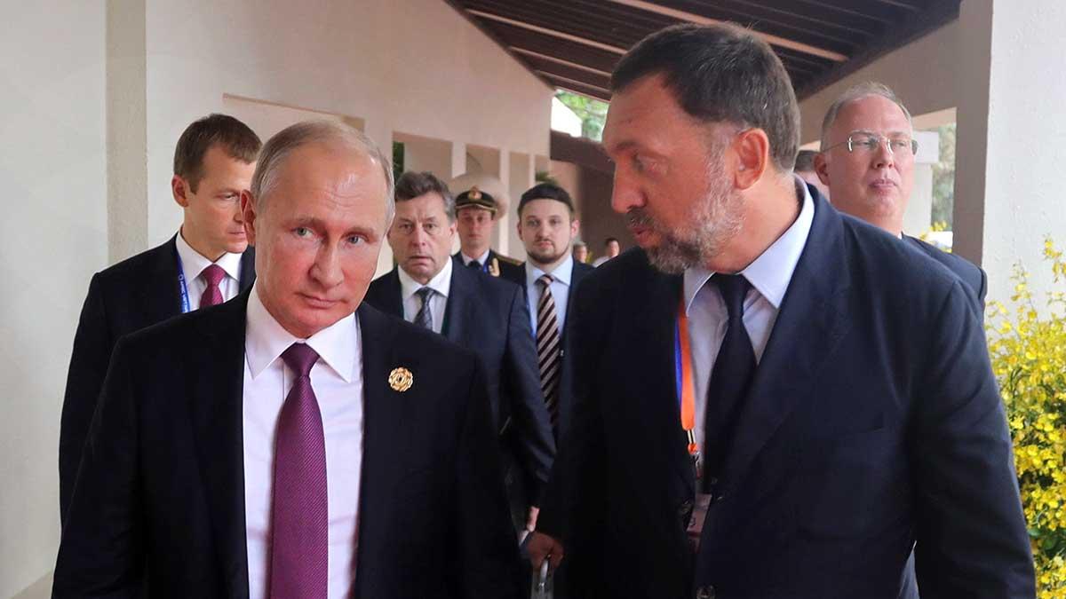 Den ryska miljardären Oleg Deripaska (höger) kommer att ge upp den direkta kontrollen över aluminiumföretaget Rusal och kraftjätten EN+ till förmån för biltillverkaren Gaz. Det rapporterar Financial Times med hänvisning till källor. (Foto: TT)