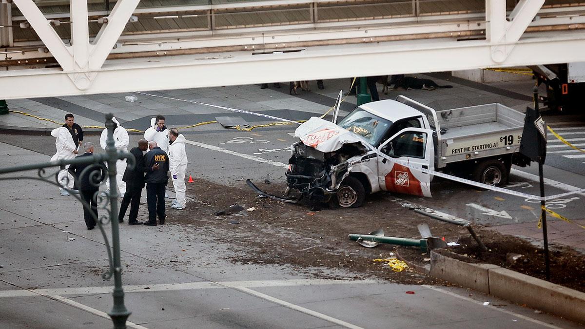 Minst åtta människor rapporteras döda i den misstänkta terrorattacken i New York. På bilden syns den pickup som den nu utpekade uzbeken körde. (Foto: TT)