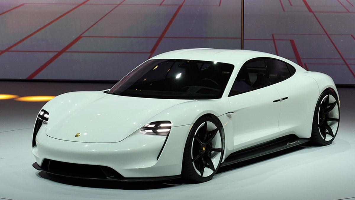 Porsches elbil Mission E väntas bli en tuff utmanare till Tesla. (Foto: TT)