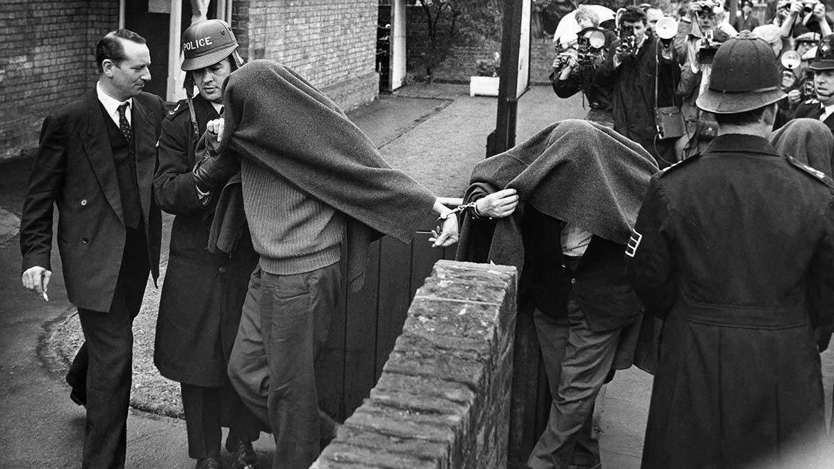 Polisen med några av de gripna efter det stora tågrånet i England 1963. (Foto: TT)