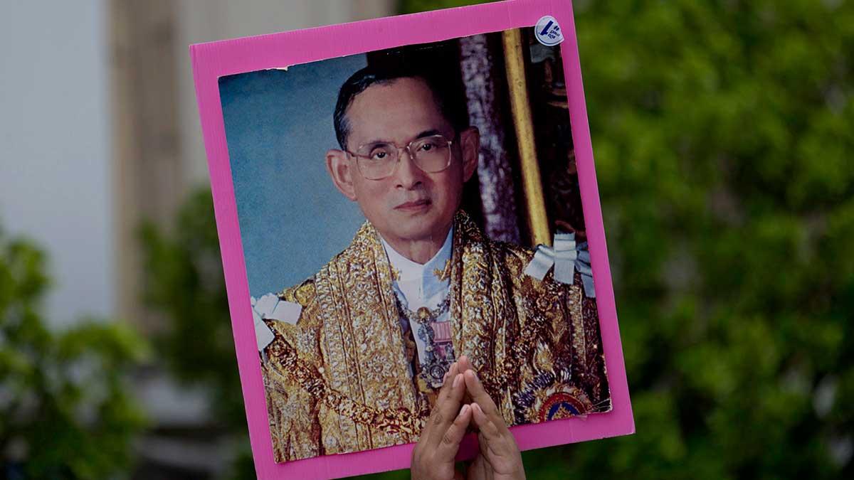 Den thailändske kungen Bhumibol Adulyadejs död väntas leda till ökade oroligheter i svenskarnas turistparadis. (TT)