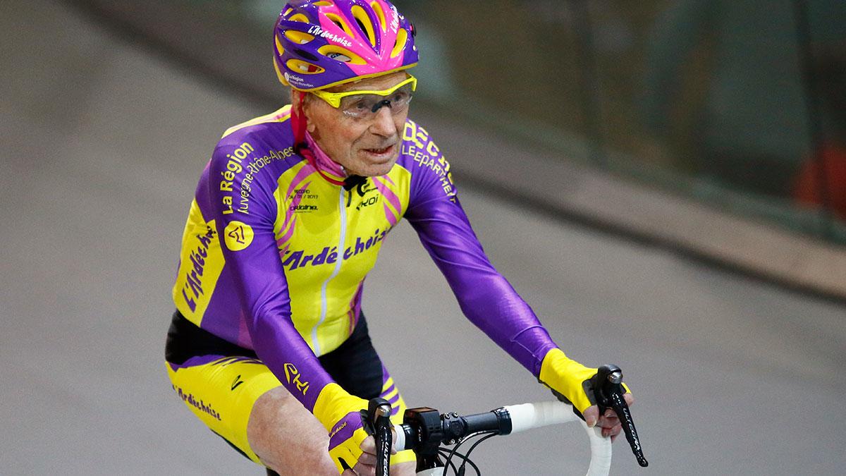 Still going strong. 105-årige cyklisten Robert Marchand satte på nytt ett världsrekord i Paris i fjol i åldersklassen 105+. (Foto: TT)