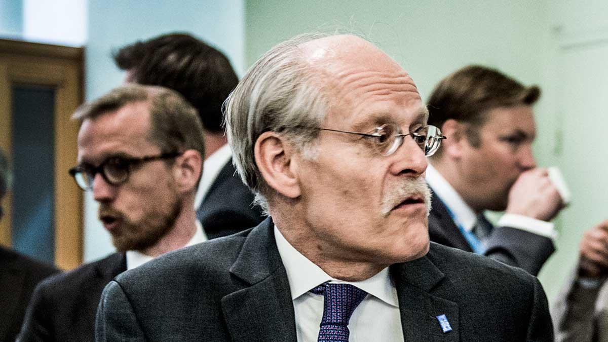 Riksbankschefen Stefan Ingves och hans kollegor på Riksbanken behåller minusräntan trots kritiken från flera experter. (TT)