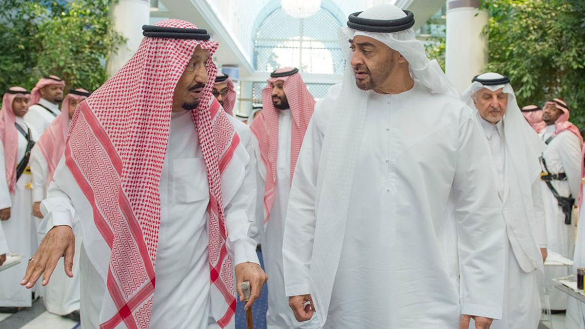 Saudiarabien står i världens fokus just nu. På bilden syns Saudiarabiens Kung Salman bin Abdulaziz Al Saud och Abu Dhabis kronprins Sheikh Mohammed bin Zayed Al Nahyan. (Foto: TT)