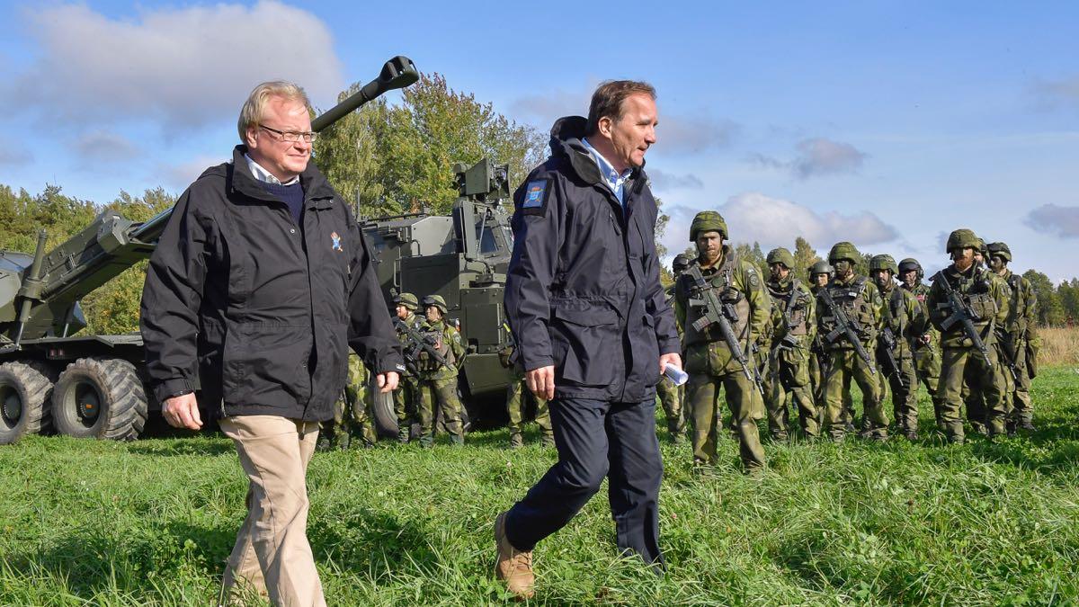Försvarsminister och statsminister träffar militära förband under Aurora 2017. (Foto: TT).