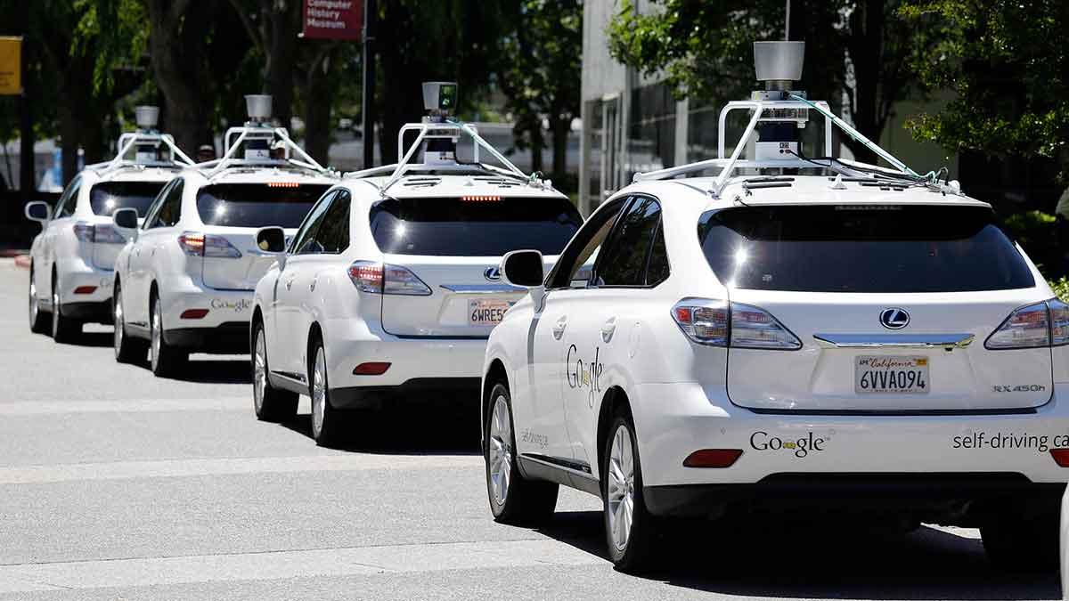 På bilden syns Googles självkörande Lexusbilar. (Foto: TT)