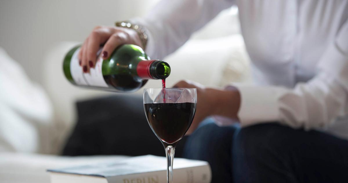 Alkoholvanorna stiger kraftigt bland svenskar semestertid. Inte utan risker. (TT)