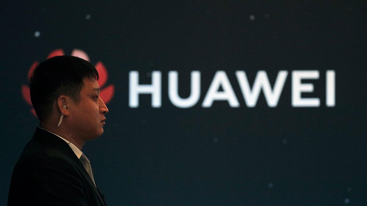 Kinesiska telekomjätten Huawei, som är svartlistad i USA, utökar sina beställningar av inhemskt producerade chip i stället för att använda sig av Taiwan Semiconductor Manufacturing, TSMC. (Foto: TT)