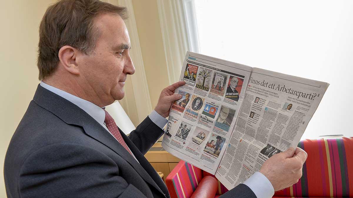 Håll koll på vad som händer i affärsvärlden i dag. På bild: Stefan Löfven läser tidningen. (Foto: TT)