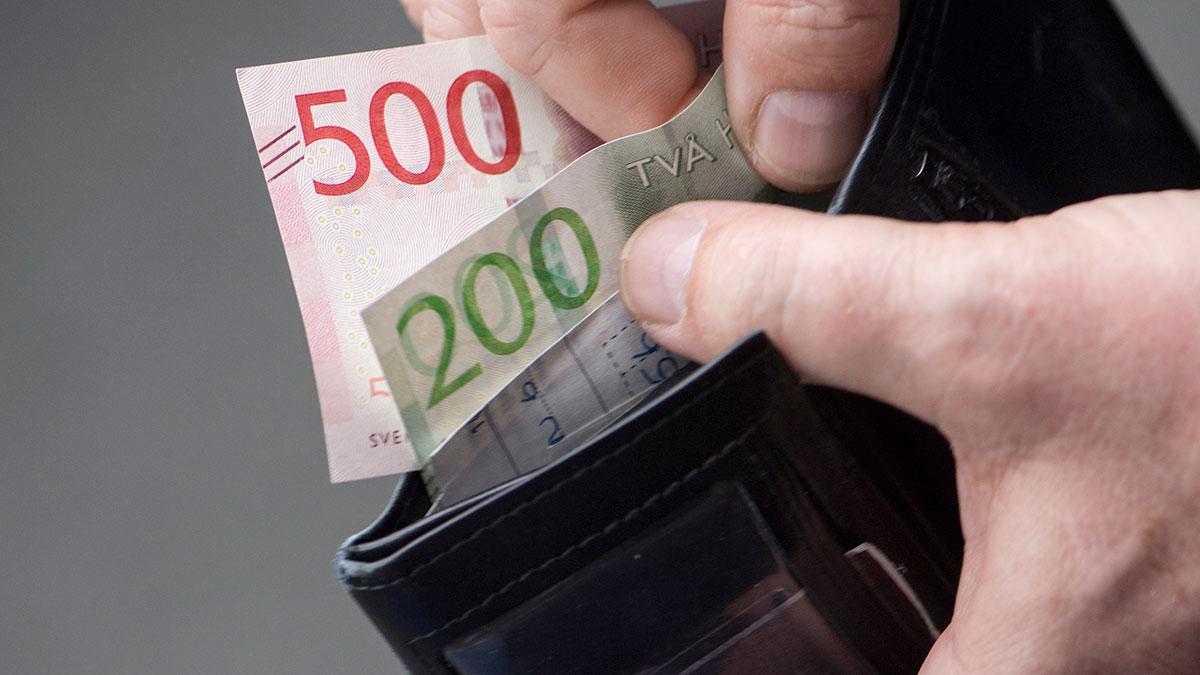 Upp till tre miljoner svenskar kan nu få sin skatteåterbäring redan i april. (Foto: TT)