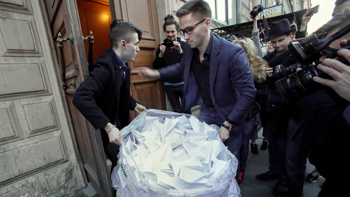 Aktivister lämnar in 2.000 pappersflygplan i protest mot det ryska förbudet av chatt-appen Telegram. (Foto: TT)