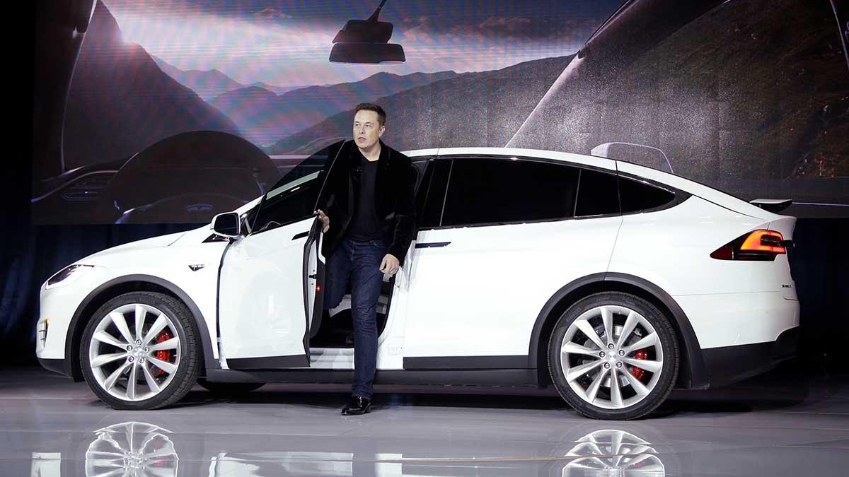 Tesla med vd:n Elon Musk sänker på nytt priset på Model 3. (Foto: TT)