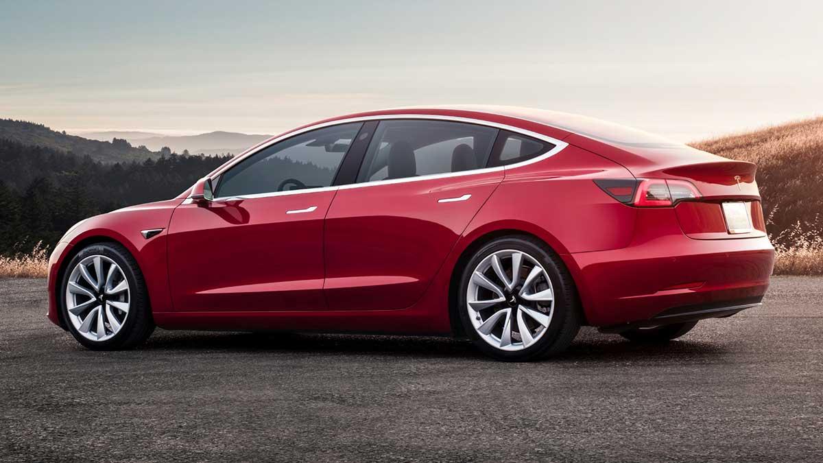Sverigepremiären av Tesla Model 3 gav bränsle till försäljningen av laddbara bilar. (Foto: TT)