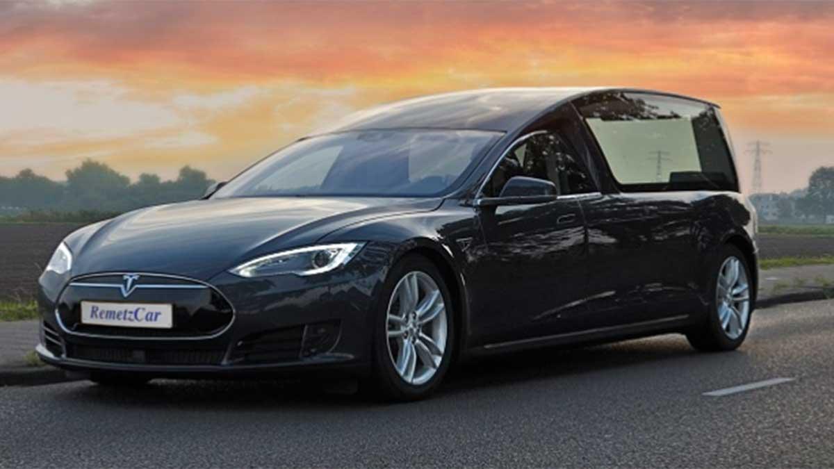 Limousinbyggaren Remets Car har förvandlat elbilen Tesla Model S till likbil. (Skärmdump från Remetz Car)