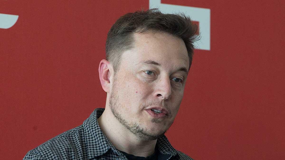 Teslas vd Elon Musk behöver snabba cash. (TT)