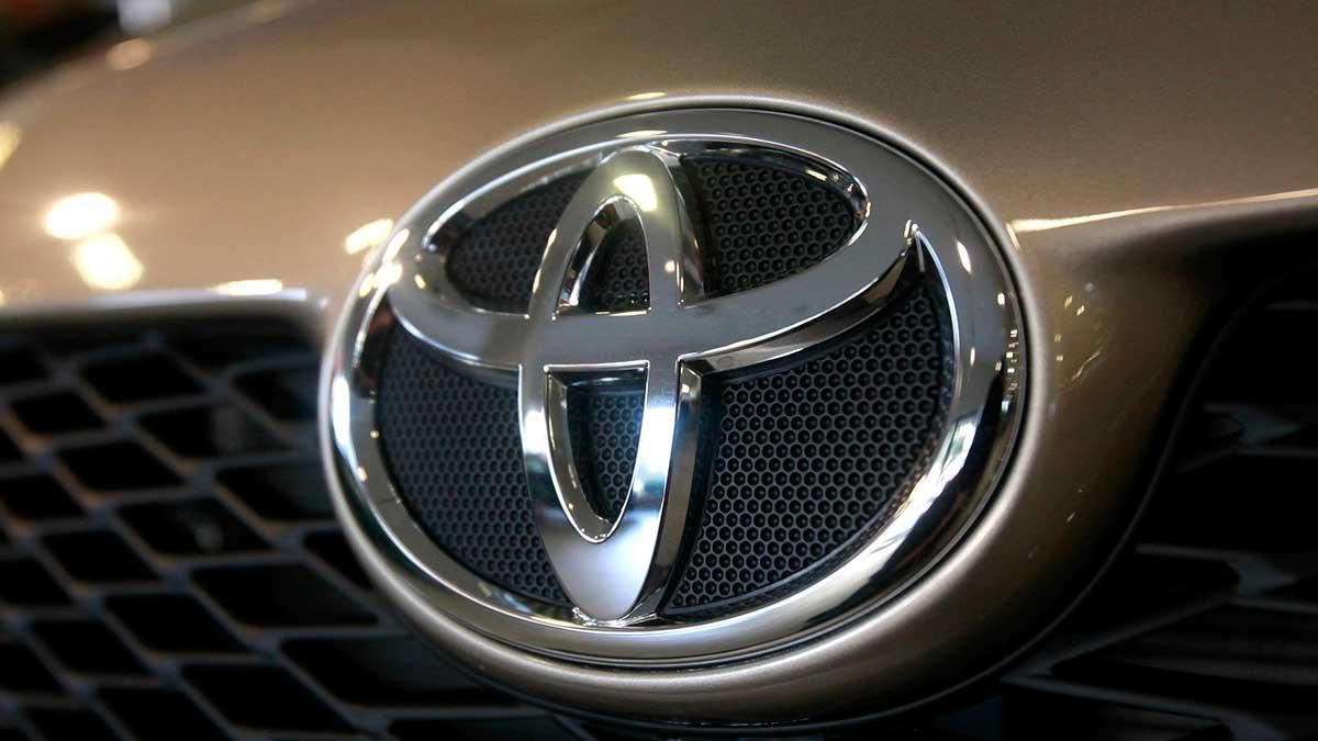 Toyotas globala bilförsäljning är stark och nu höjer den japanska bilbjässen helårsprognosen. (Foto: TT)
