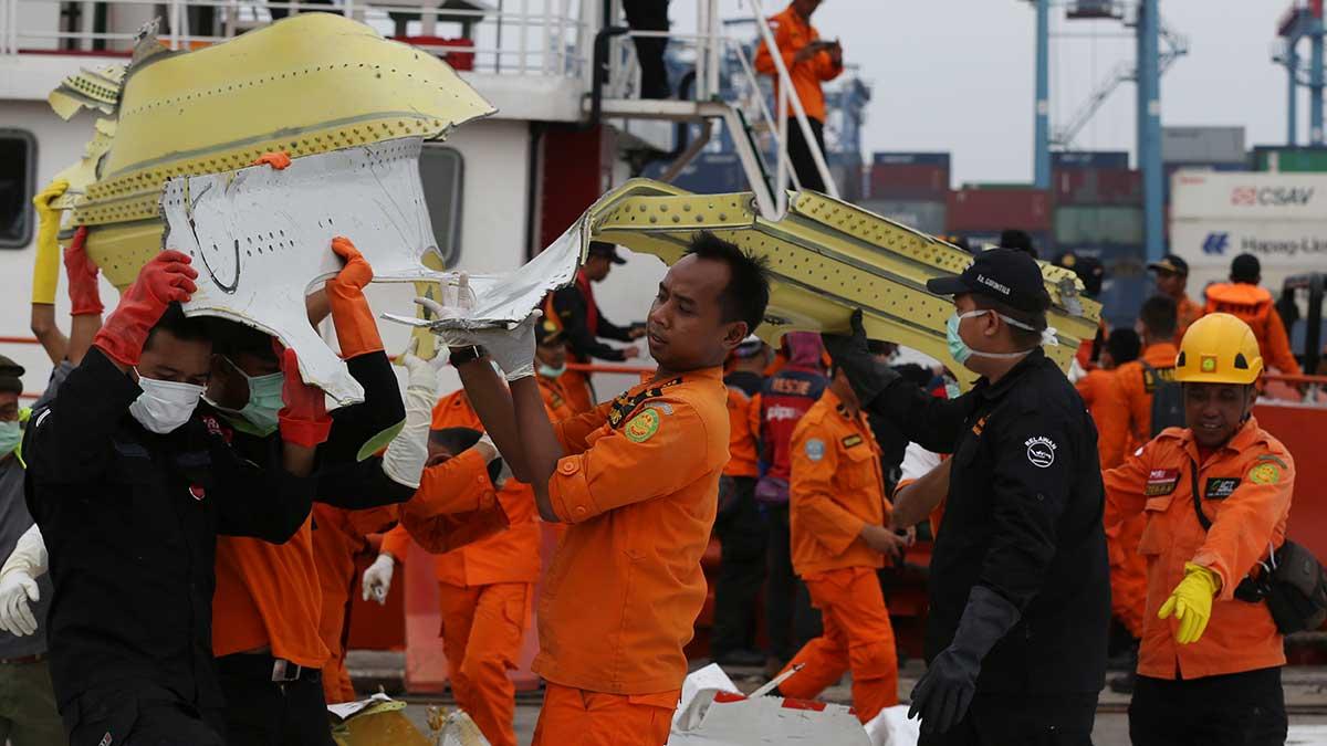 Vrakdelar från det kraschade Lion Air-planet bärgas av räddningspersonal. Samtliga 189 människor ombord förolyckades när planet störtade ner i havet. (Foto: TT)