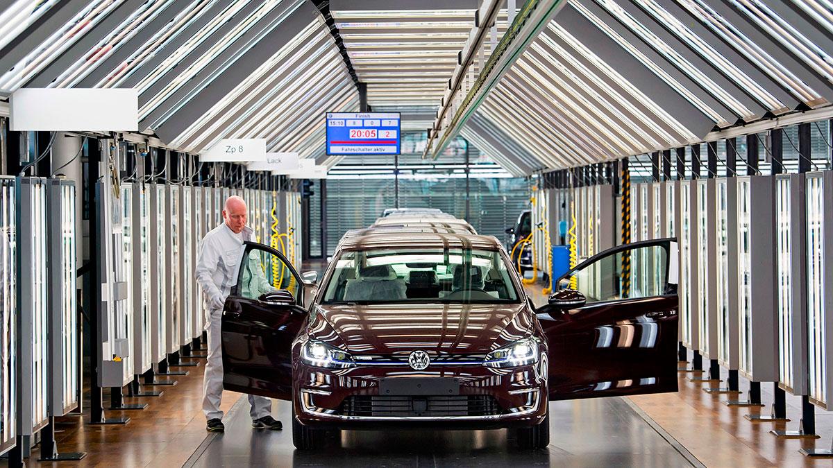 Tyska fordonsjätten Volkswagen höjer sin ambition för antalet elbilslanseringar. (Foto: TT)