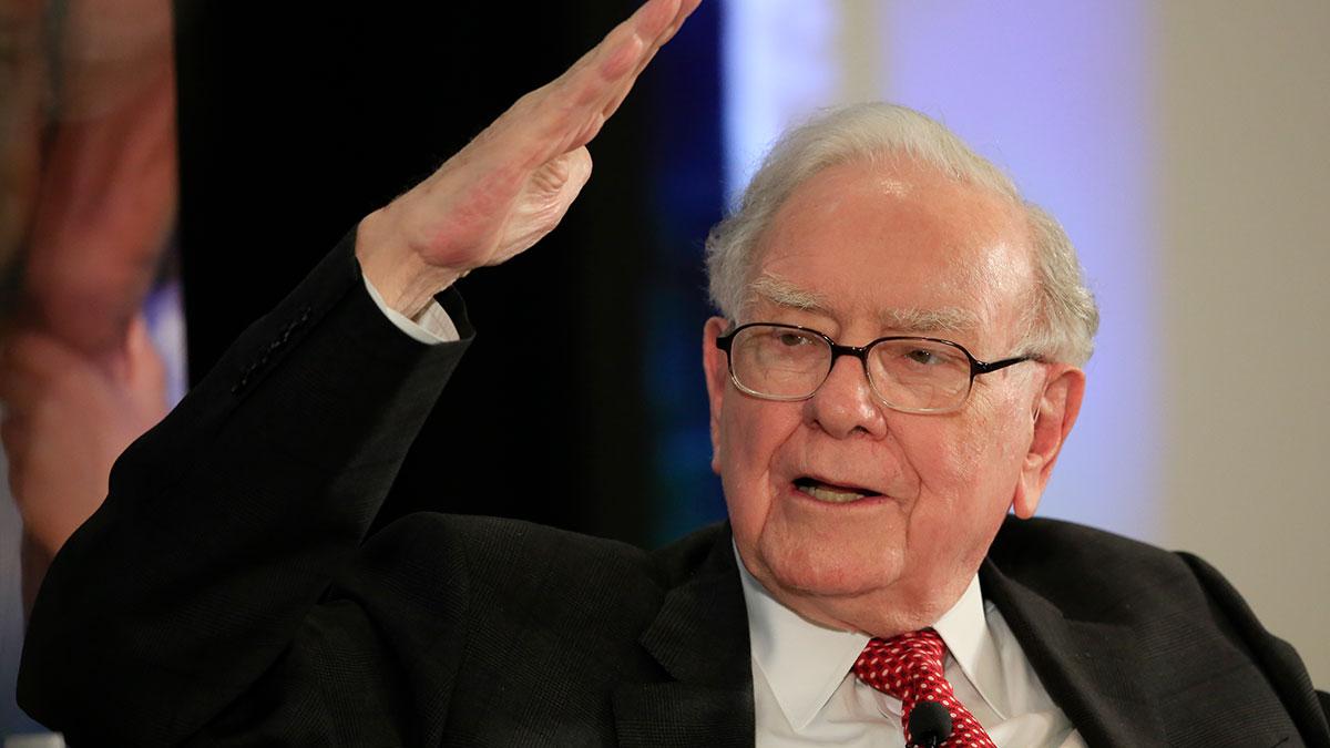 Warren Buffett varnar i sitt årliga brev investerare från att vikta över från aktier till statsobligationer. (Foto: TT)