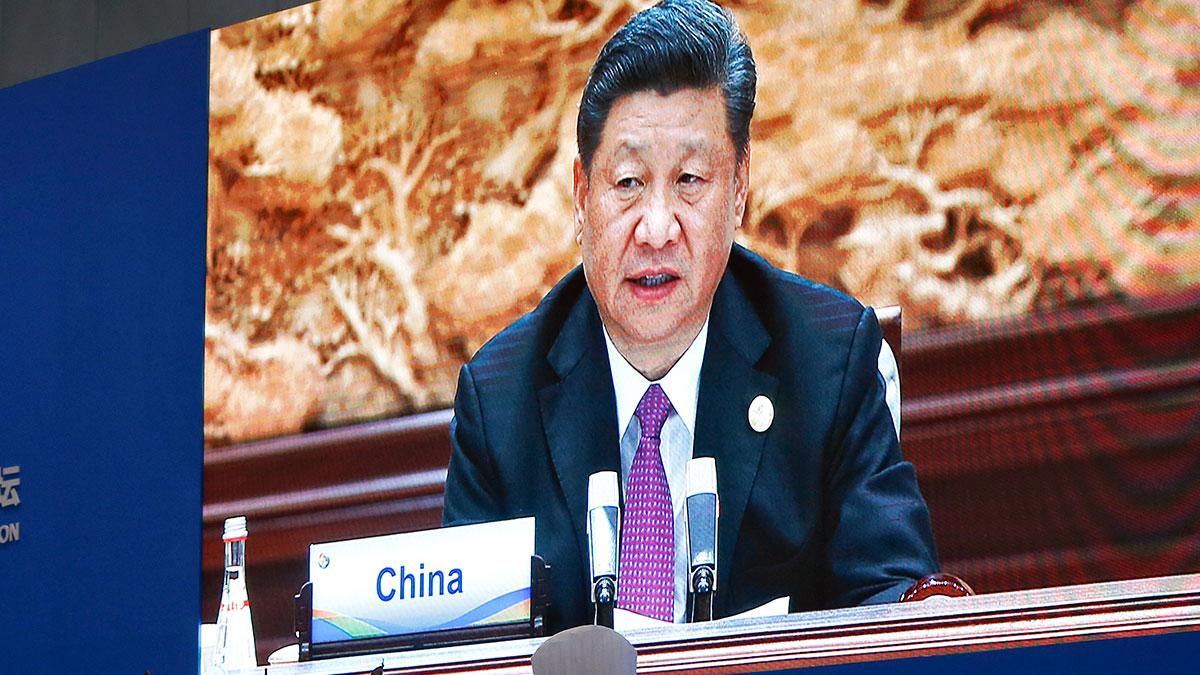 Kina med president Xi Jinping lovar "nödvändiga åtgärder" som svar på USA:s kraftigt höjda tullar på kinesiska varor. (Foto: TT)