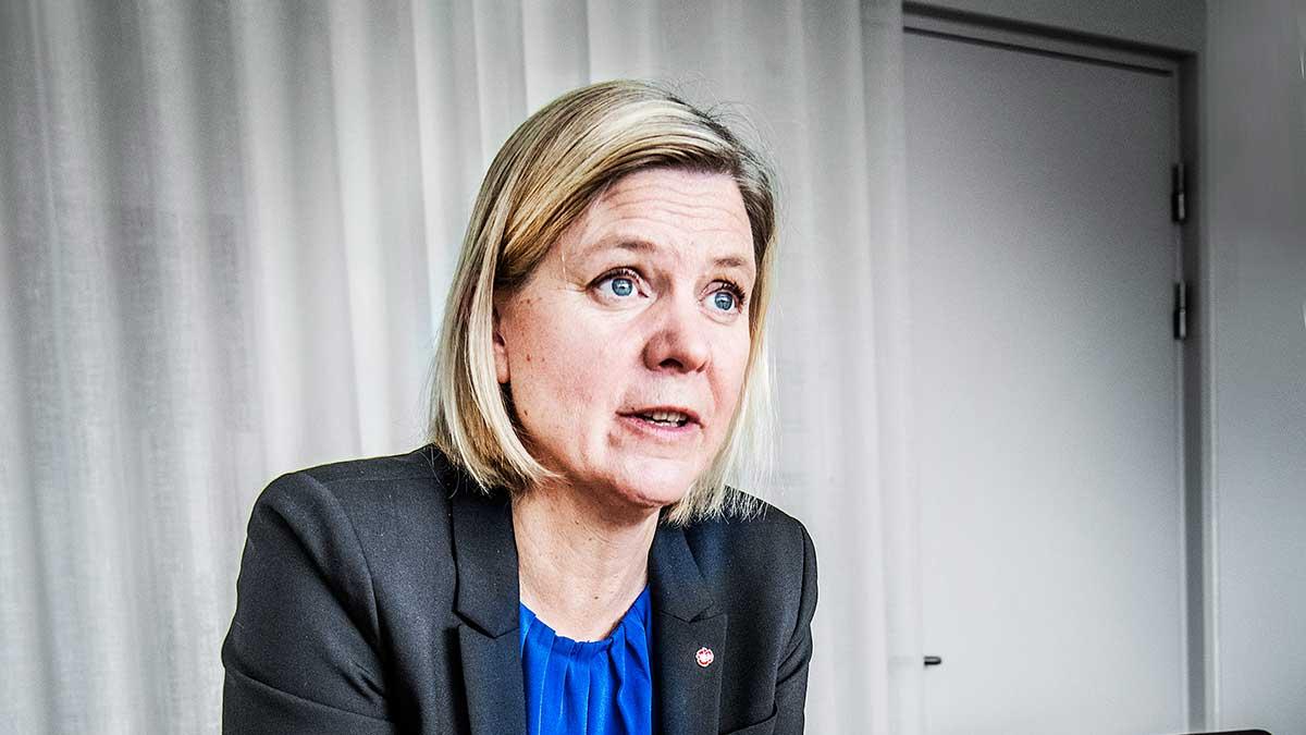 Sveriges statsfinanser riskerar att förlora uppåt 70 miljarder kronor på OECD:s nya bolagsskatteregler. Vad ska finansminister Magdalena Andersson (S) spara in på, vilket reformer hotas om budgetsmällen blir verklighet?, undrar nu experter. (Foto: TT)