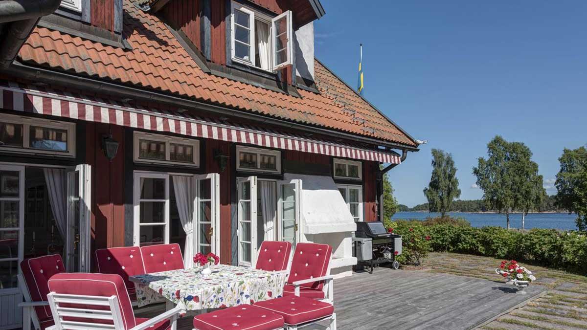 En riktig idyll är det, skärgårdsfritidshuset på Trångholmen. Priset är 32,5 miljoner kronor. (Foto: Bjurfors)