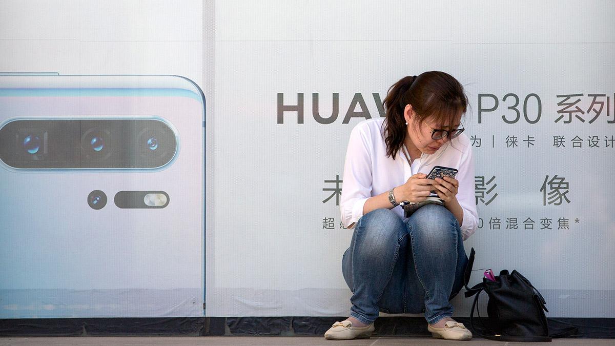 Den kinesiska teknikjätten Huawei räknar med dramatiska försäljningsras av mobiltelefoner i spåren av USA:s svartlistning. (Foto: TT)