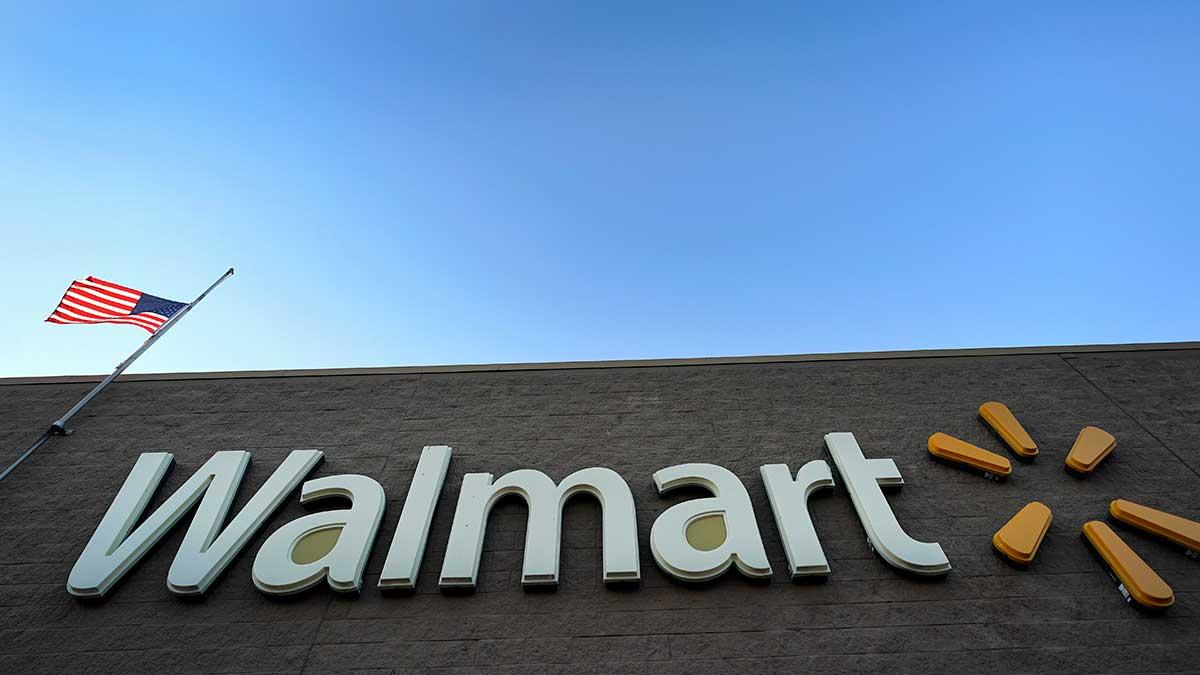 Amerikanska detaljhandelsjätten Walmart går på offensiven och ska rekrytera 50 000 personer för att klara av den ökade efterfrågan på mat och förnödenheter. (Foto: TT)