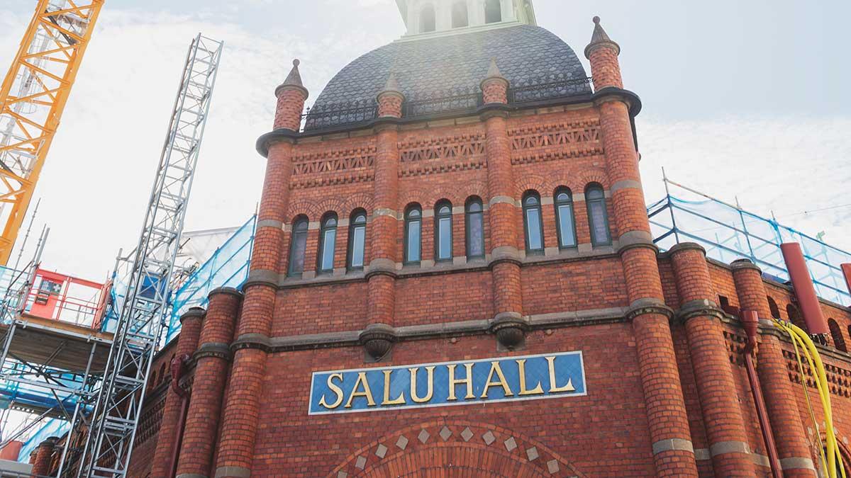 Slutnotan för den försenade renoveringen av Saluhallen på Östermalm i Stockholm väntas bli en miljard kronor i stället för 650 miljoner kronor, som det var tänkt. (Foto: TT)