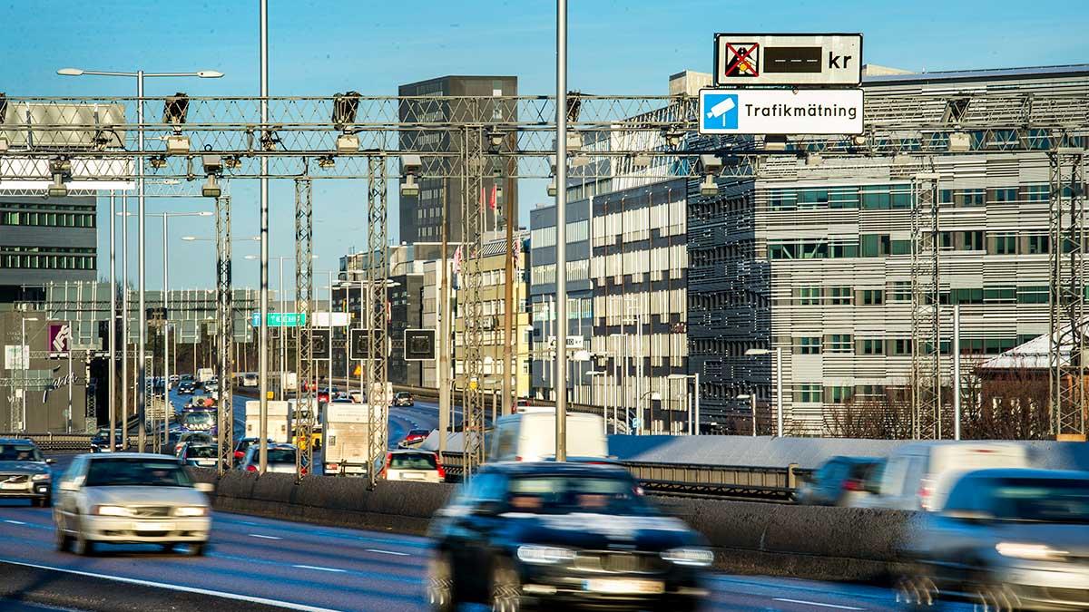 Enligt SvD Näringsliv tar statliga Trafikverket intäkterna från trängselskatterna som stockholmarna betalar in – det rör sig om miljarder varje år – som pant för att låna pengar. (Foto: TT)