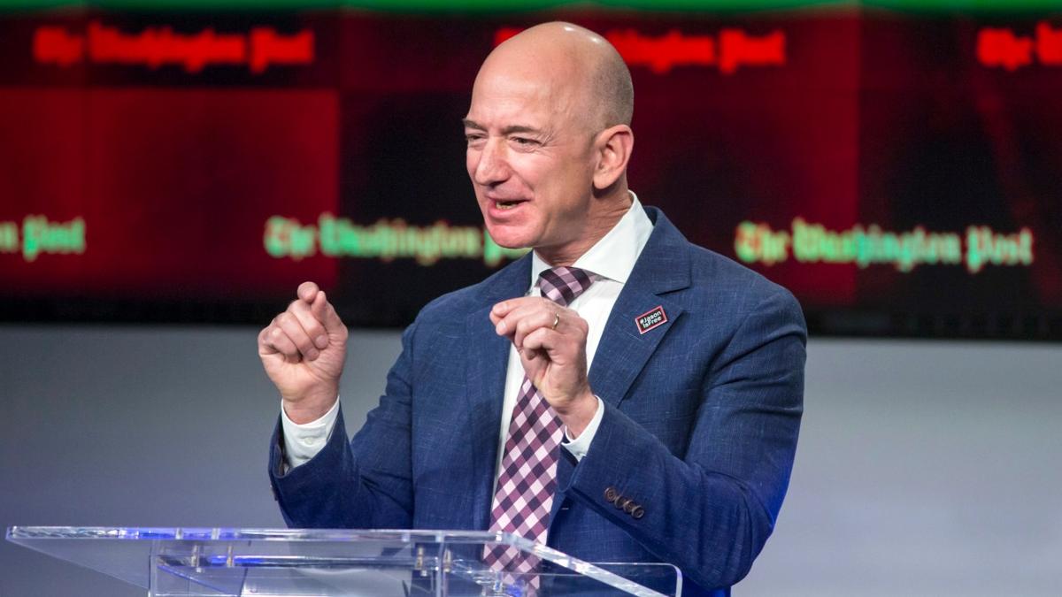 Amazons grundare och vd, Jeff Bezos, för övrigt världens rikaste, kan glädjas åt en urstark resultatrapport. (Foto: TT)