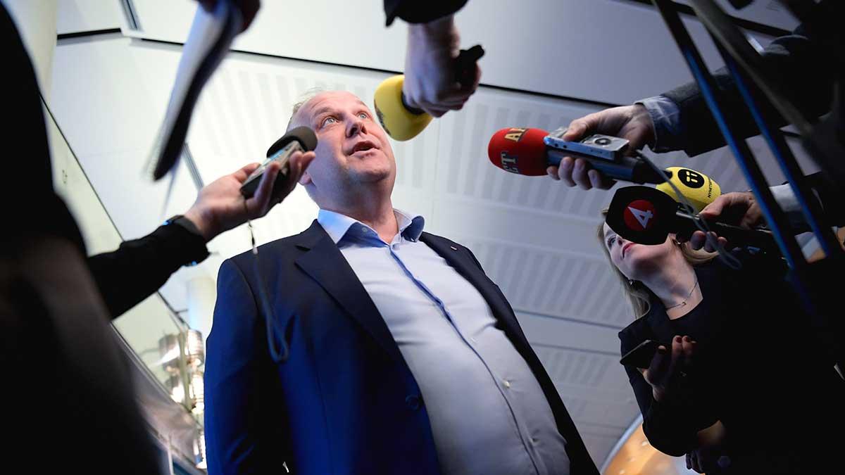 Vänsterledaren Jonas Sjöstedt ställer inte upp för omval vid partiets kongress i maj utan planerar i stället att flytta till familjen, som bor i Hanoi i Vietnam. (Foto: TT)