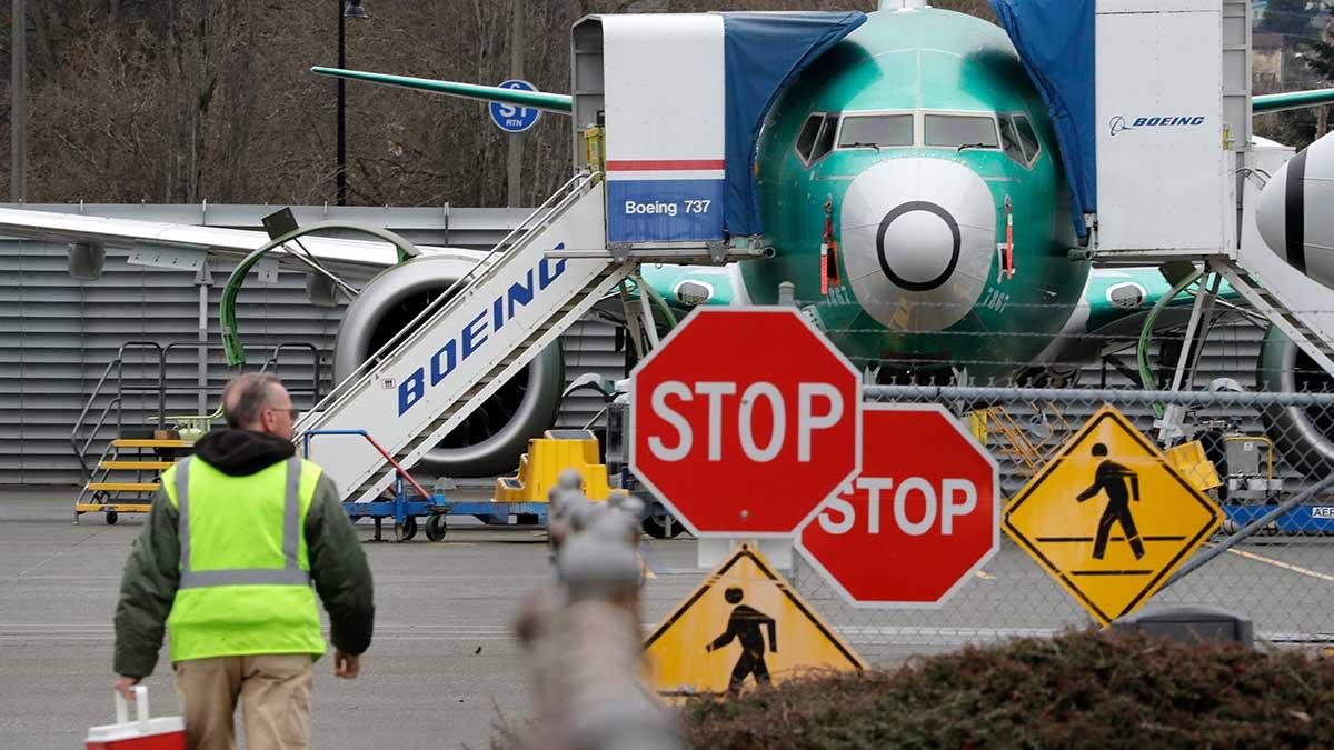 Boeing har hittat ett nytt mjukvaruproblem som kan försena godkännandet av 737 MAX att komma upp i luften igen. (Foto: TT)