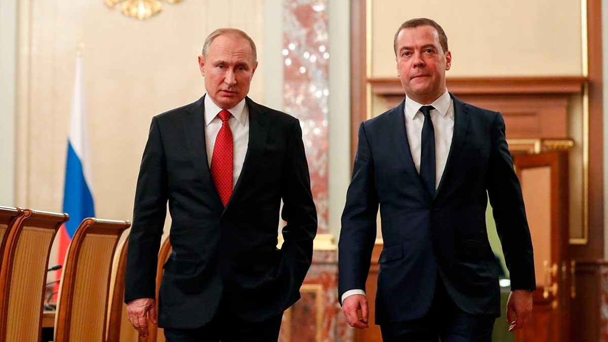 Rysslands president Vladimir Putin och Dmitrij Medvedev, som i går meddelade sin avgång som premiärminister för att, som han själv uppgav, ge Putin större spelutrymme. (Foto: TT)