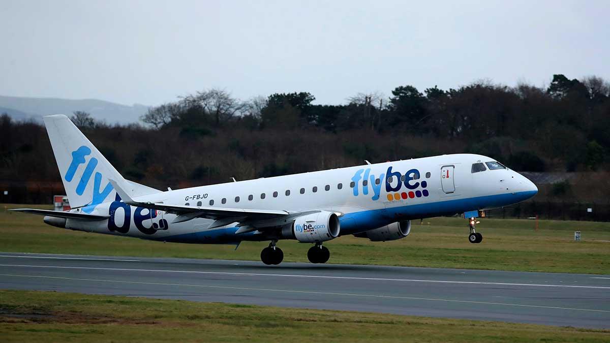 Lågprisflygbolaget Flybe har försatts i konkurs efter att bokningarna minskat i spåren av coronaviruset. (Foto: TT)