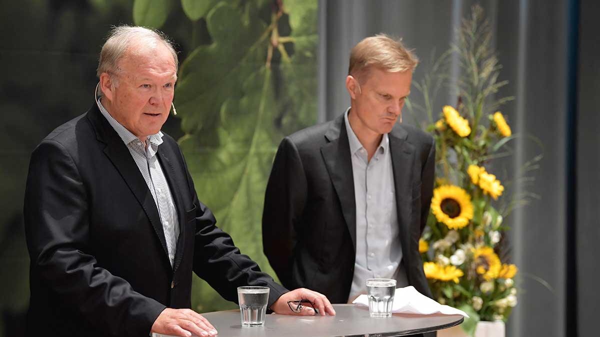 Swedbank med styrelseordförande Göran Persson och vd Jens Henriksson riskerar enligt bedömare högre böter än väntat när Finansinspektionen på torsdags fattar sitt sanktionsbeslut på ett extra styrelsemöte efter penningtvättshärvan. (Foto: TT)