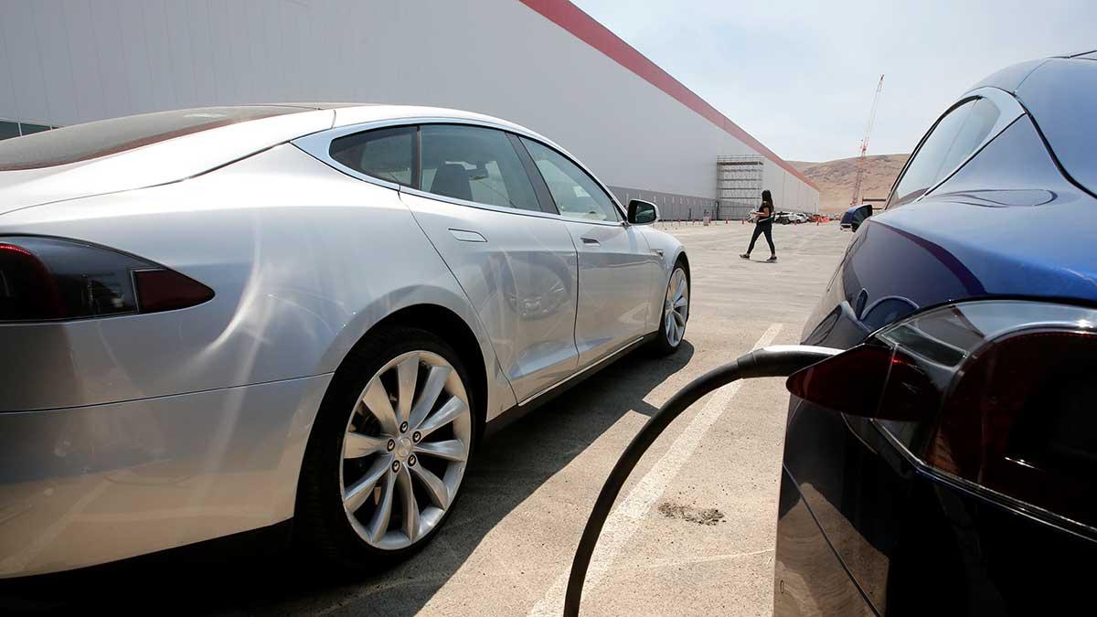 Elbilstillverkaren Tesla kommer att dra ned med 75 procent av personalen vid sin batterifabrik i Nevada på grund av coronapandemin. (Foto: TT)
