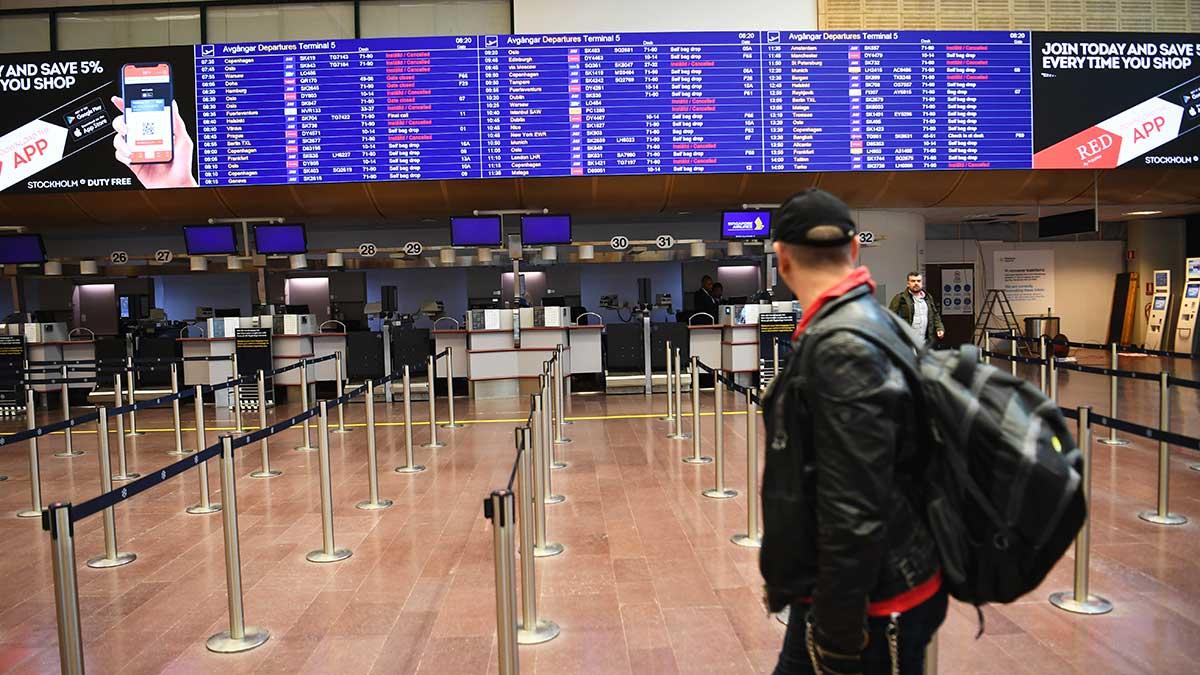 Flygandet på Swedavias tio flygplatser har rasat 97 procent hittills i april. Biden visar ett i det närmaste tomt och öde Arlanda. (Foto: TT)
