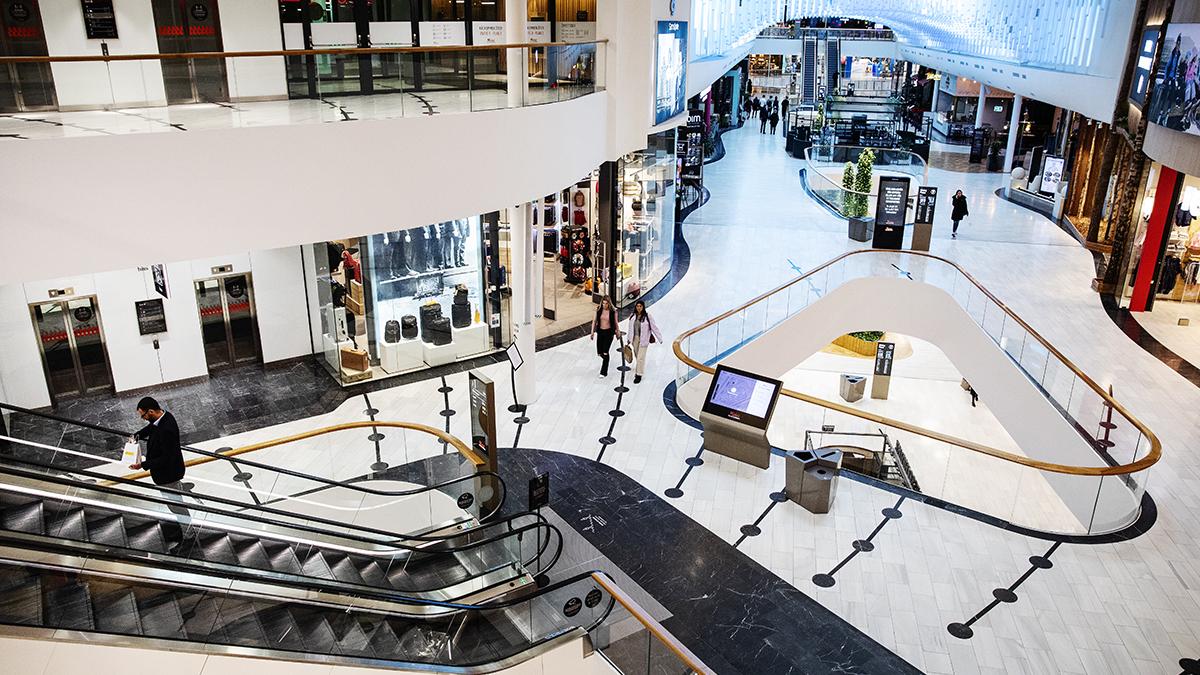 Tomt och ödsligt på Westfield Mall of Scandinavia. Konsumtion har anpassat sig efter hemmasittande, information investerare kan ta nytta av. (Foto: TT)