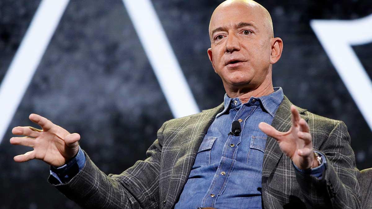 E-handelsjätten Amazon släpper en oväntat stark rapport. På bild syns Jeff Bezos. (Foto: TT)
