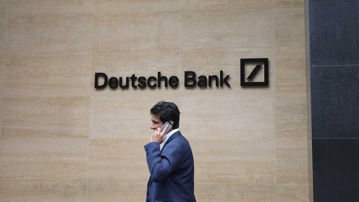 Flera hundra chefer på Deutsche Bank har uppmanats att frivilligt avstå en månadslön för att hjälpa banken under coronakrisen. (Foto: TT)