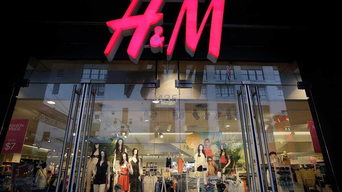 Svenska modejätten H&M stäms på fyra miljoner dollar, motsvarande 36,8 miljoner kronor, för uteblivna hyror för flaggskeppsbutiken i New York. (Foto: TT)