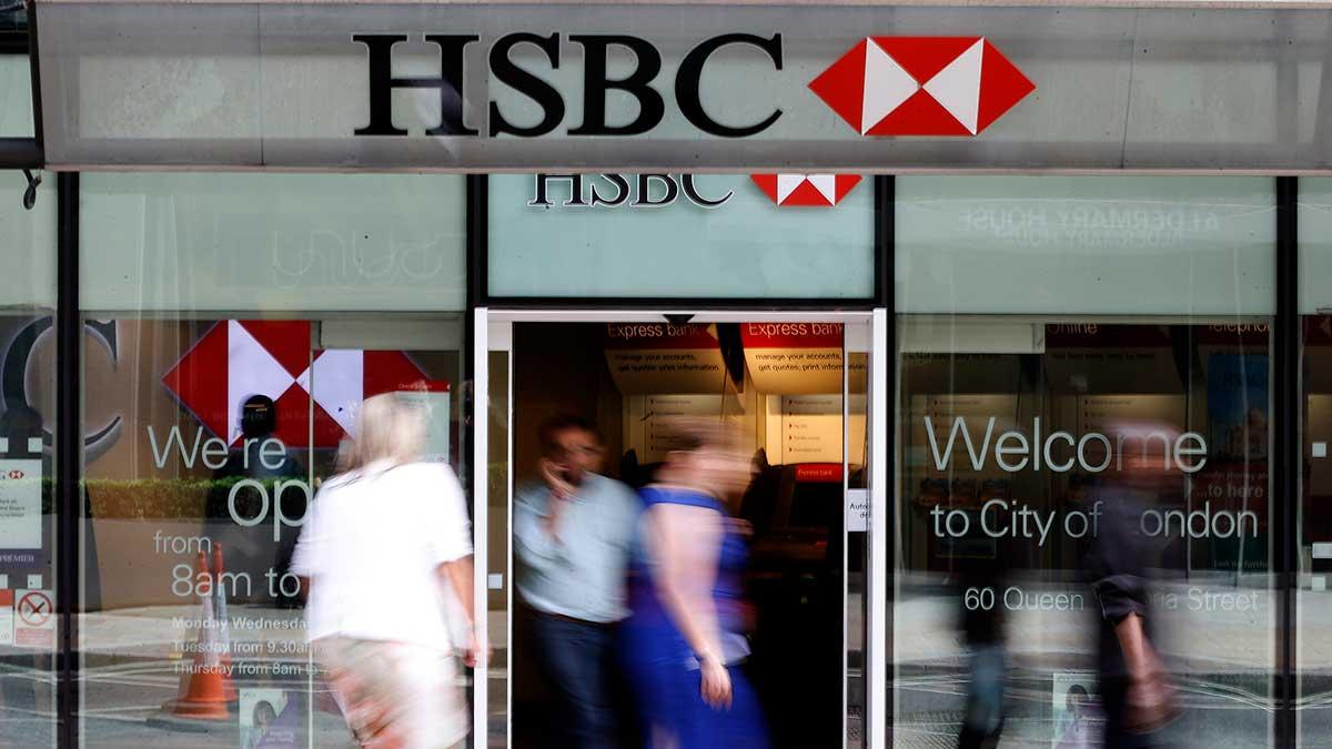 Brittiska storbanken HSBC återupptar en plan som innebär att inte mindre än 35 000 personer kan komma att få lämna banken. (Foto: TT)