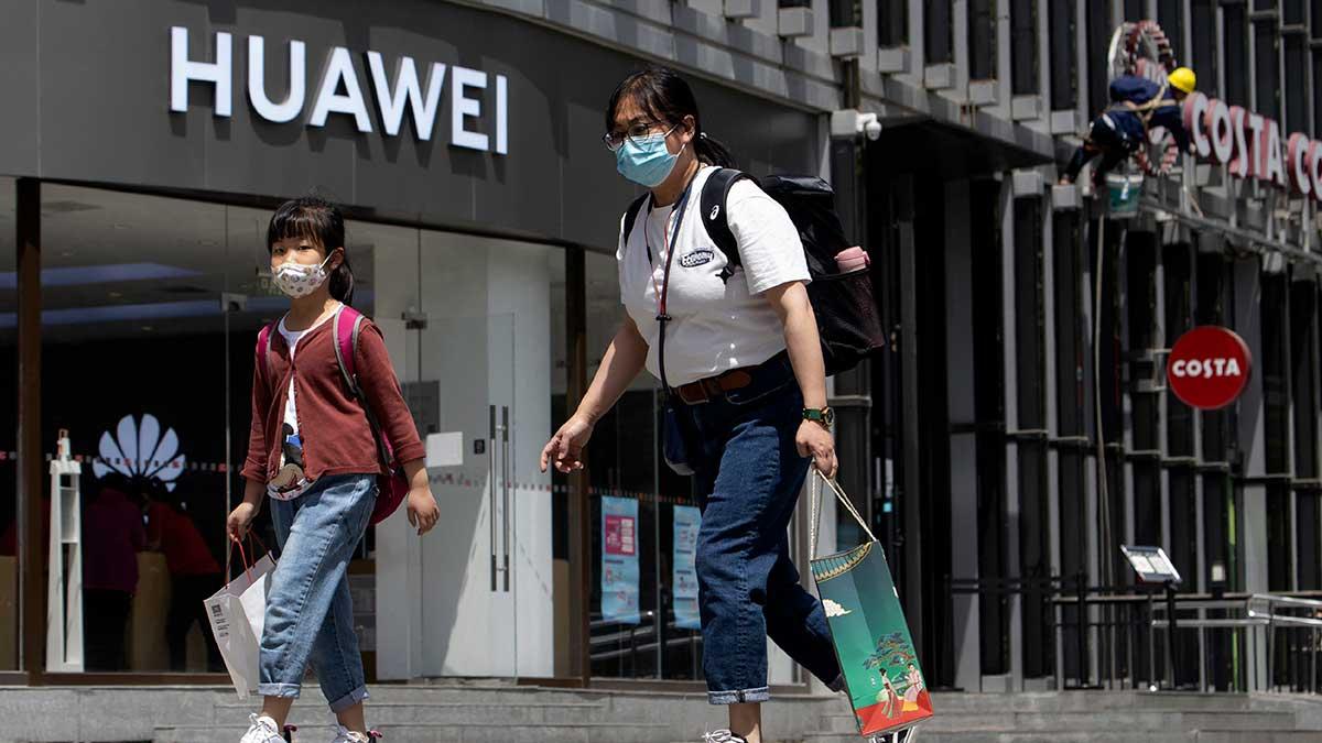 Kinesiska telekomjätten Huawei har beslutat sig för att senarelägga sin produktion av nästa flaggskeppstelefon. (Foto: TT)