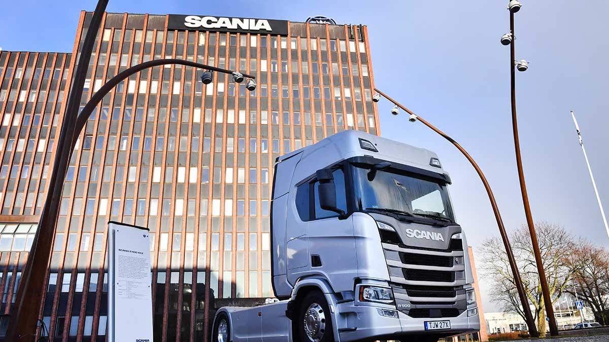 Scania uppger att coronakrisen gjort att lastbilsjätten står med en övertalighet på 5 000 tjänster globalt, varav 1 000 på tjänstemannasidan i Södertälje. (Foto: TT)