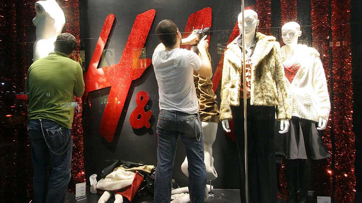 H&M får betala motsvarande 367 miljoner kronor i böter efter avslöjandet om att modekedjan samlat känsliga uppgifter om sina anställda i ett hemligt register. (Foto: TT)