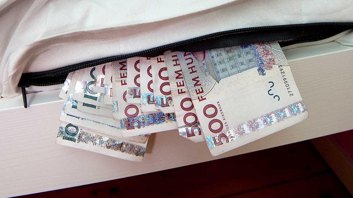Nja, det där med att sy in pengar i madrassen är nog ingen lönsam affär. Merparten av svenskarna som nu får tillbaka på skatten tycks tro mer på börssparande, enligt undersökningen som artikeln handlar om. (Foto: TT)