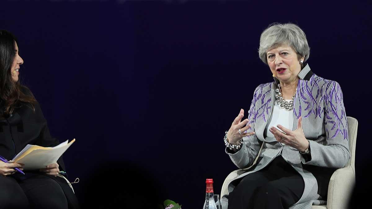 Storbritanniens tidigare premiärminister Theresa May ser ingen "bra anledning" till gubbväldet i företagen. Det skriver hon i rapporten som visar att mer kvinnorepresentation är lika med mer lönsamhet i bolagen. (Foto: TT)